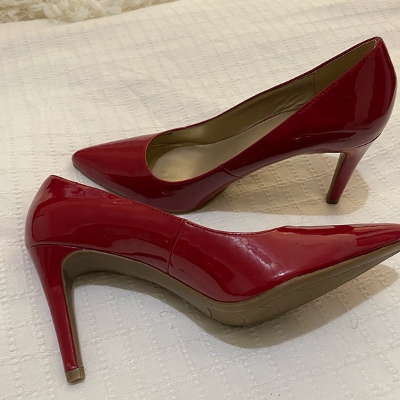 RED Patent Pumps by BANDOLINO - Picture 2 of 3